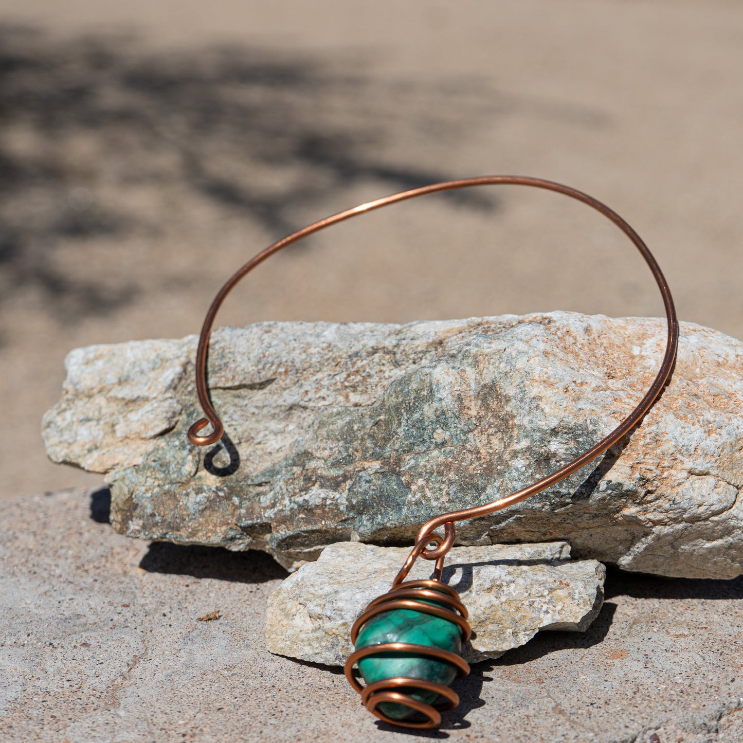 Verdant Aura – Copper Wire Choker with Malachite Pendant