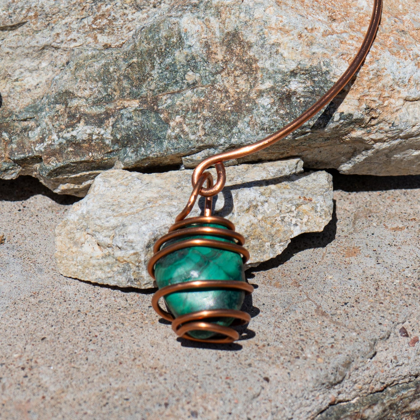 Verdant Aura – Copper Wire Choker with Malachite Pendant