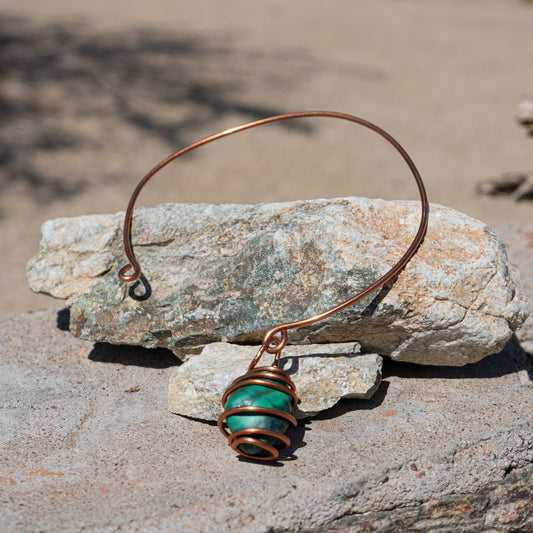 Verdant Aura – Copper Wire Choker with Malachite Pendant